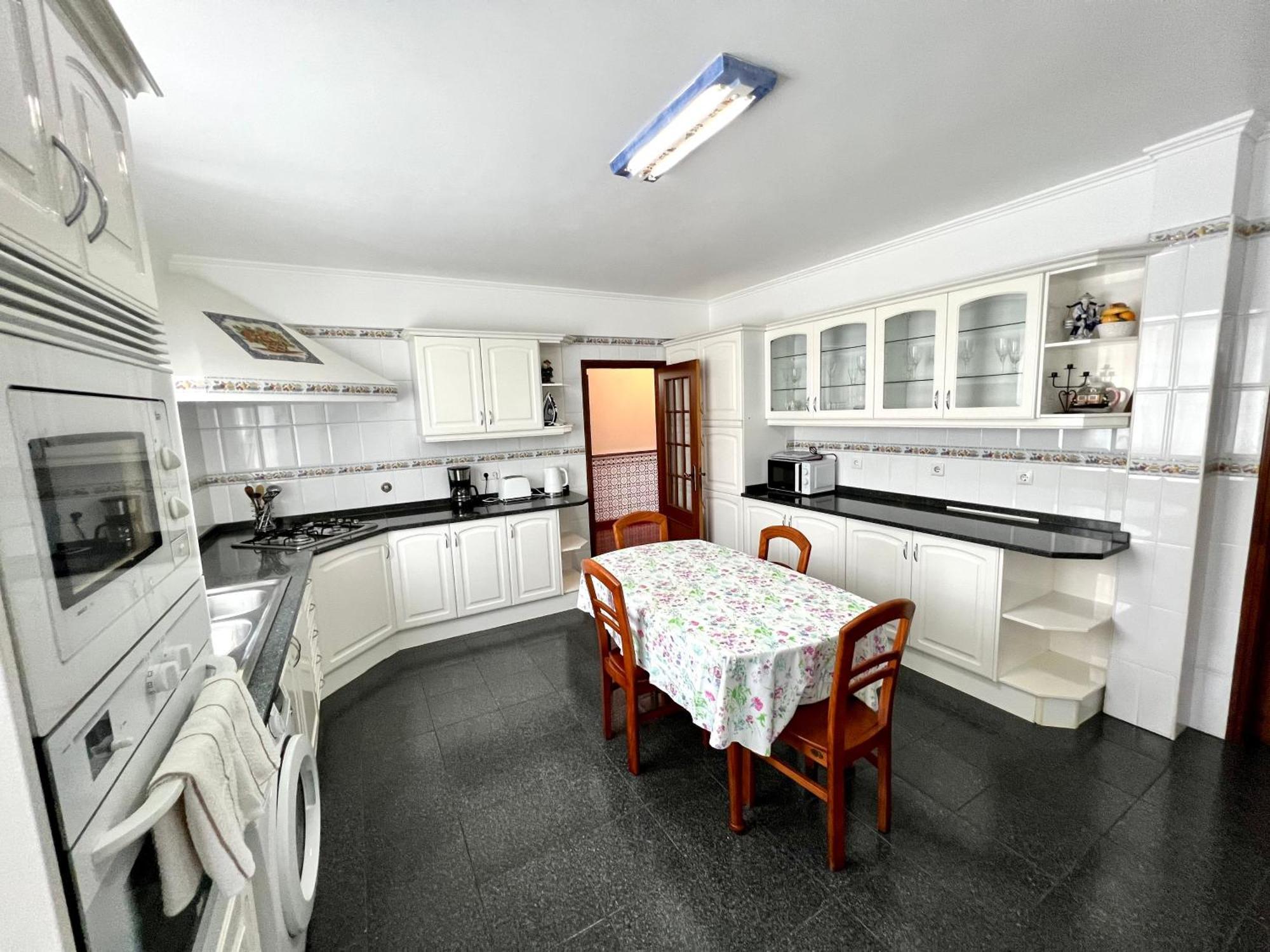 Classic Tranquil Madeiran 4-bedroom Willa Funchal (Madeira)